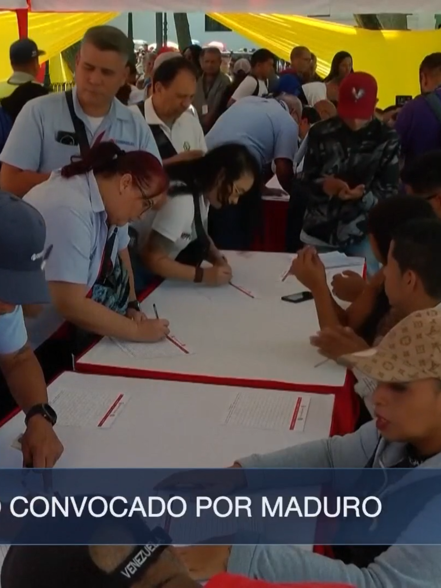 🇻🇪 Hombres y mujeres en #Venezuela acudieron a plazas y oficinas públicas para sumar sus nombres a la convocatoria de #NicolásMaduro a engrosar las filas de la Milicia Nacional Bolivariana ante la posibilidad de una intervención militar de #EstadosUnidos. Su llamado forma parte de la movilización general ante el despliegue de navíos y submarinos ordenado por #Trump en el mar Caribe para combatir el tráfico de drogas.   