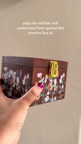 A true Swiftie treasure ✨ This retro wooden storage box with lock is perfect for keeping friendship bracelets, CDs, jewelry, or your favorite keepsakes safe. Inspired by the surprise song piano vibe 🎹💕 Available in multiple sizes for every collection. #swiftiegift #surprisesongerastour #friendshipbracelets #swiftiesoftiktok #keepsakebox 