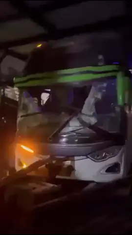 #BREAKINGNEWS : Ricuh Bola  Bentrok suporter pecah usai laga PSIM Yogyakarta vs Persib Bandung. Dua kendaraan rombongan Persib (1 bus & 1 minibus) sempat terkepung massa. Saat ini suporter Persib dalam pengamanan kepolisian. #PSIMvsPersib #SepakBolaIndonesia #StopBentrokSuporter #Jogja   