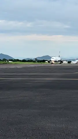 Calle de rodaje Airbus a321ceo #flypシ🤗❤️🙏 #tiktokparati #spotter #aviacioncomercial #airport 