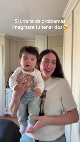 Ella se volvía loquita al verse en el celular 😂❤️‍🩹 #momgirl💞 #fyp #caprichosas #MomsofTikTok #mom 