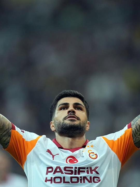 Bu editi görüp takip etmeyecek Galatasaraylı YOK . . . #erenelmalı #victorosimhen #leroysane #zephftbl #reklam