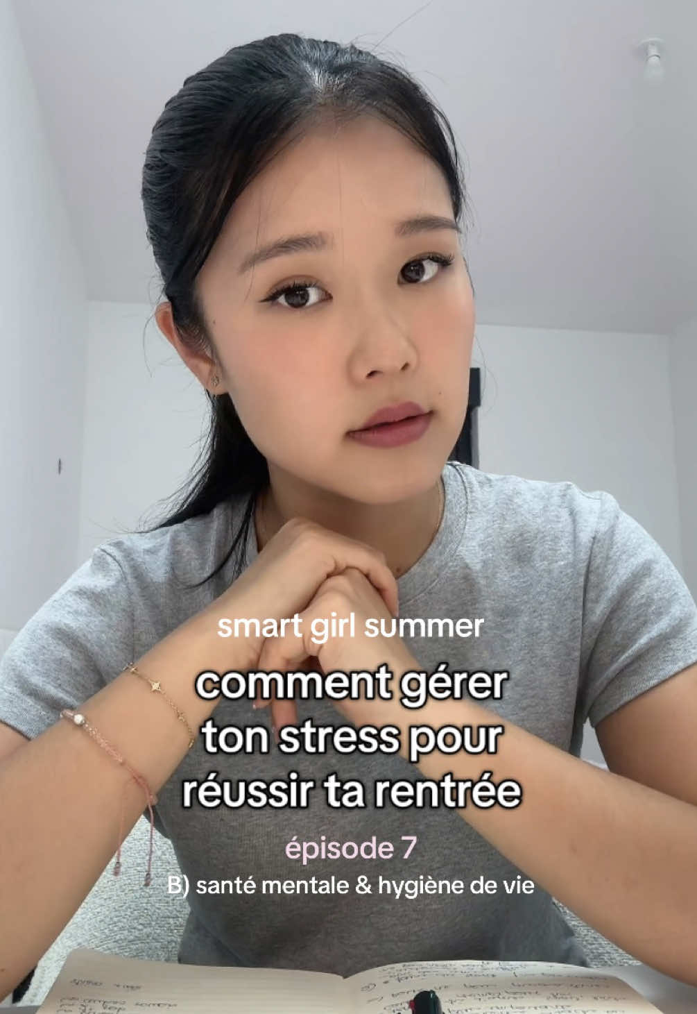 ENREGISTRE car ça te sera utile pour toute ton année scolaire ✨ voici des conseils pour mieux gérer ton stress au quotidien pendant les cours 📚 n’hésite pas à regarder la partie A) Organisation & Gestion du temps 📝 mais aussi de t’abonner pour ne louper plus aucun épisode de ma série ✨smart girl summer✨ où je te donne des conseils pour que tu fasses ton retour académique à la rentrée 🤭💕  mon roll-on et senteur anti-stress viennent de chez @Aromazone_officiel @Soeurette Productions 🫶🏼#smartgirlsummer #studytok #stress #etudiant #StudyTips 