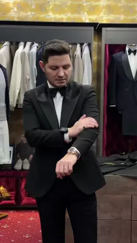 Câte nuanțe de negru există? Mai multe decât ai crede, dar Deep Black de la Ermenegildo Zegna se distinge printr-o profunzime și eleganță desăvârșită. disponibilă acum în showroom, îți aduce eleganța supremă, iar țesătura Deep Black de la Ermenegildo Zegna este alegerea perfectă ! 