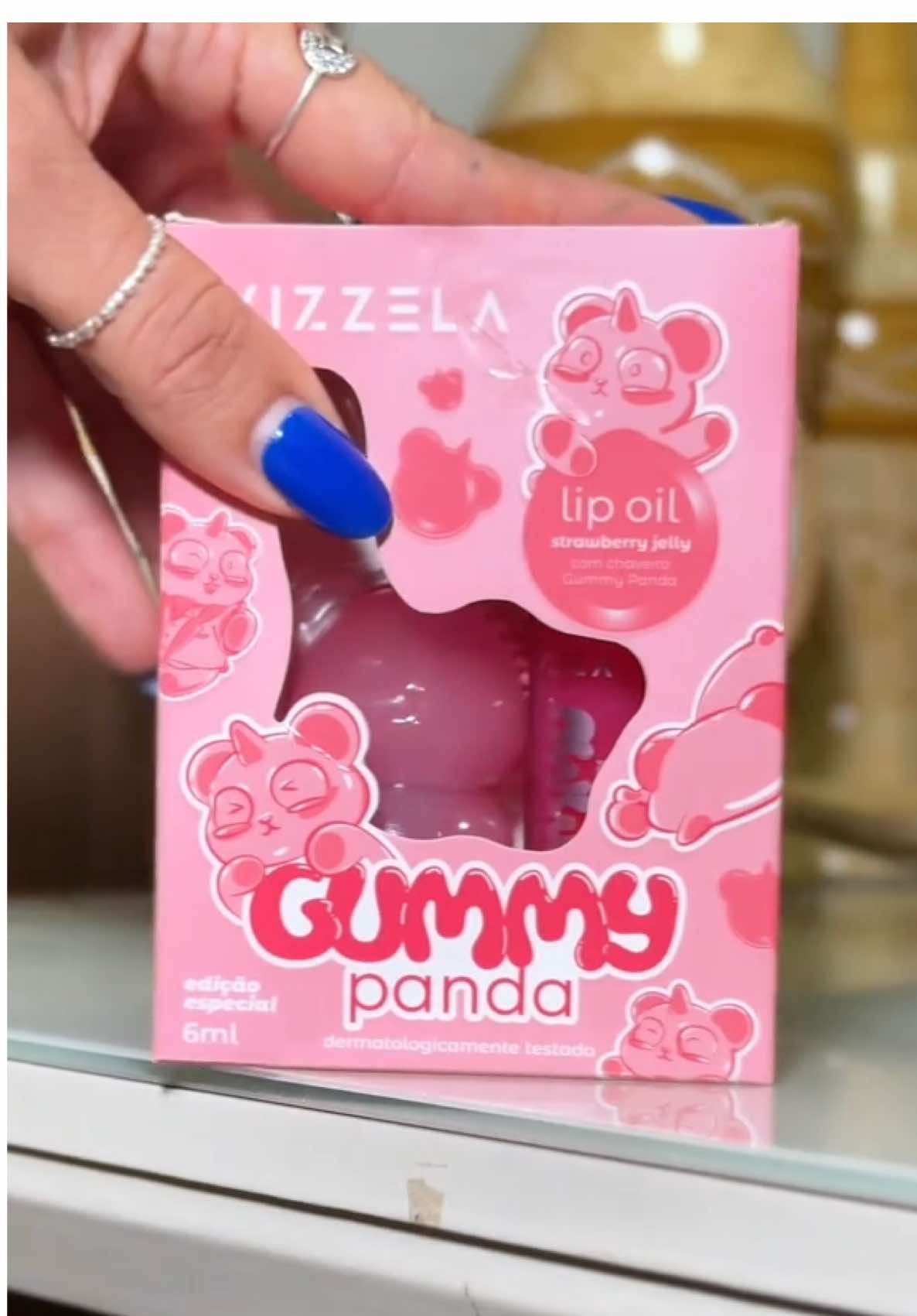 Estamos apaixonadas com o novo lip oil da @Vizzela Cosméticos gummy panda. . Cuida que é edição limitada , é fofo demais pra você ficar sem. . . #vizzelaoficial 