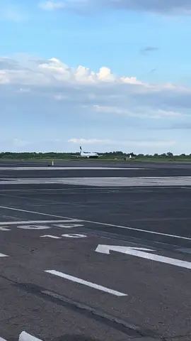 Despegué Boeing 737 TSM #flypシ🤗❤️🙏 #tiktokparati #spotter #aviacioncomercial #airport 