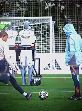 Ancelotti Teaching Mbappe Free Kicks 🤩 #football #mbappe #realmadrid #fyp 