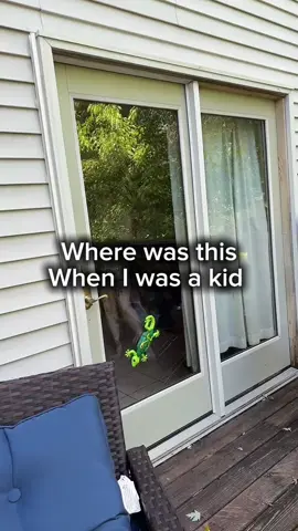 A gecko that crawls on the walls?! How fun is this! #kidstoys #geckowallclimber #wallclimbingtoy #toysforkids #gifts #giftideas #kidgiftideas #tiktokshop #tiktokmademebuyit #fyp #viral #momfinds #toylizzard #gecko #boymom #girlmom 