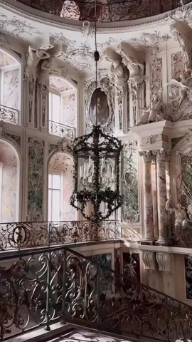 Le château d’Augustusburg ⚖️.                  situé en Allemagne, est d’une beauté saisissante et difficile à décrire. Chef-d’œuvre de l’architecture du XVIIIe siècle, il se distingue par ses somptueuses fresques, ses stucs raffinés et ses décorations dorées, témoignant du talent d’artistes renommés tels que Carlo Carloni et Giovanni Battista Tiepolo. La Salle Verte, ornée de détails rococo délicats et de fresques aériennes au plafond, incarne la légèreté et l’élégance dans toute leur perfection.  Quant à la grande salle à manger, connue sous le nom de « Salle dei Staircase », elle impressionne par ses dimensions grandioses et son décor majestueux.  Ses murs sont recouverts de vastes tapisseries illustrant des scènes de l’histoire romaine, conférant à l’ensemble une atmosphère solennelle et prestigieuse. #augustusburg #allemagne #deutshland #germany #chateauaugustusburg #historytravel #romanempire #roman 