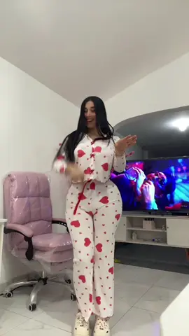 Salió el videoclip con la raya vayan a reproducirlo hagan sus trends estaré comentando todos los videos 🍑🔝🇵🇪 Peru es clave 🫶🏻🔝 #paratii #fyp #rayonas