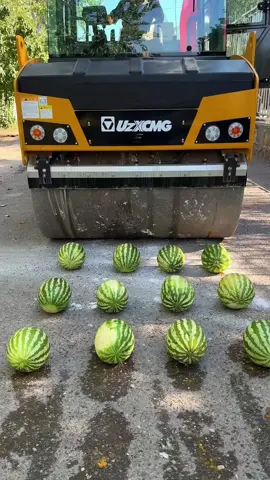 Road roller crashing watermelons #asmr #satisfying #asmrsounds #oddlysatifying #satisfyingvideo 