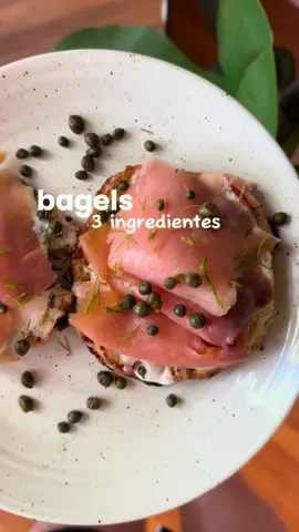 BAGELS DE 3 INGREDIENTES 🥯 #bagels #Receta #desayunosaludable  Necesitas: -1 taza de harina de almendra -1/2 cdita polvo para hornear -1/2 taza de queso cottage Toppings: -Tzatziki / queso crema -Salmón ahumado -Alcaparras  -Eneldo Procedimiento: 1. En un recipiente incorpora la harina de almendra y polvo para hornear. 2. Agrega el queso cottage y forma una masa. 3. Forma 2 bagels y opcionalmente barniza con clara de huevo. 4. Hornea por 25-35min dependiendo de la potencia de tu horno a 350*F