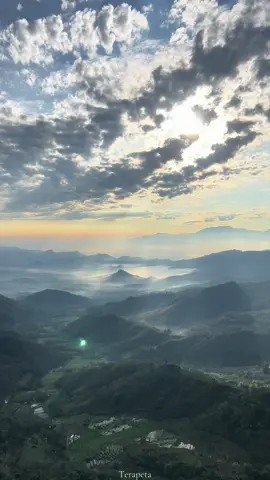Spot Hidden Gem di Wonogiri Buat nonton Sunrise ini Cakepnya Nggak kalah dengan Bukit Cumbri #bukit #sunrise #bukitbesek #gunungbesek #wonogiri #bukitcumbri 