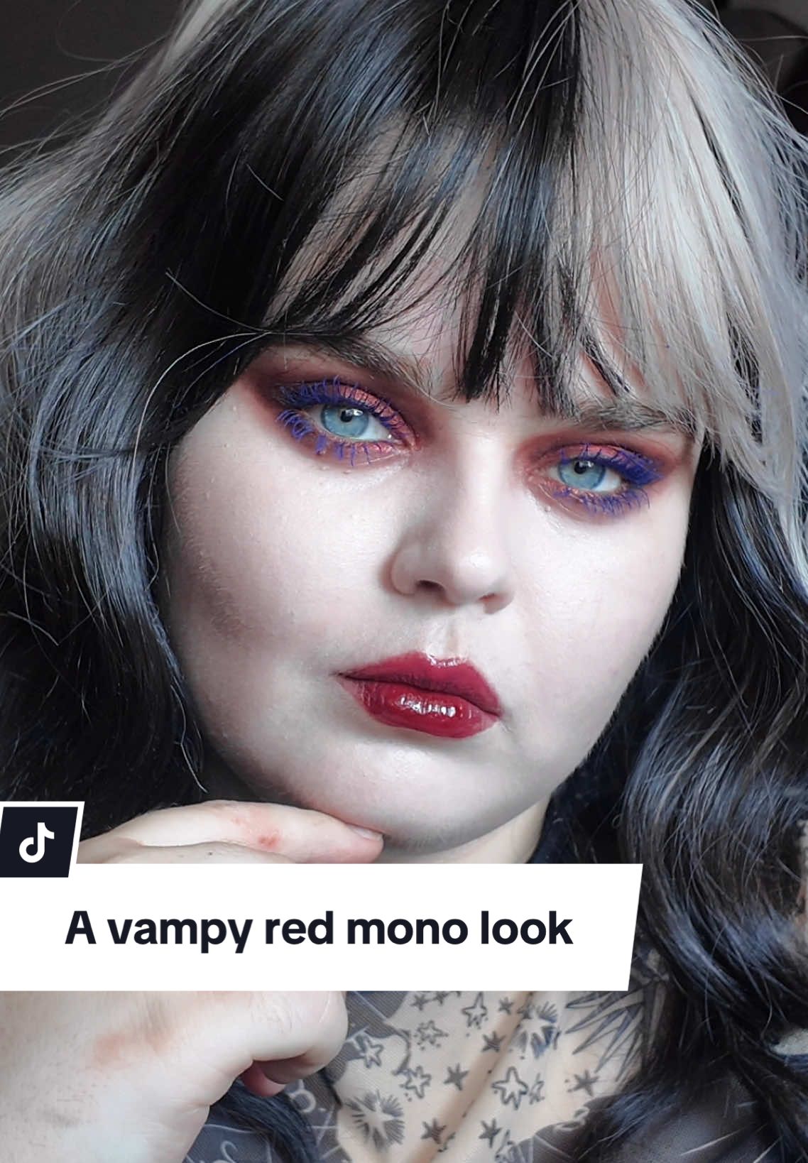 The cream shadow M110 from @MOB Beauty has me in a CHOKEHOLD!! Other products used: @Rituel de Fille contour in Intuition  @cheeryep x@freya86 pallete 09 red glitter @Kaleidos Makeup red multichrome pencil  @Rom&nd US lip tint in plum coke @Parnell US cushion in 13N #vampylips #vampiremakeup #vampymakeup #redmakeup #gothicmakeup 