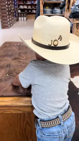 Retocamos la falda  del sombrero de este bebé y una limpieza,  Los padres también querían agregar sus iniciales en la parte posterior. Muchas gracias por la confianza 🥹✌️ ✨HAT BAR ✨ 📍9869 U.S. Rte 1 A, Richmond, VA 23237 Abiertos los 7 días de la semana 🤞 Para más información ℹ️ 804-591-9261  Síguenos en Instagram para ver más contenido espinoza_westernwear