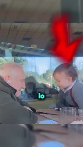 su nieto se acercó.. y lo sorprendió con un abrazo👴🏻👴🏻💕