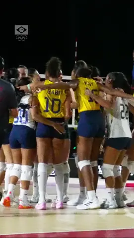 O ponto da vitória e a explosão de alegria! 💪🏐 #TimeBrasil #Vôlei