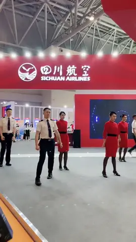川航的小哥哥小姐姐还是很可以哟。
