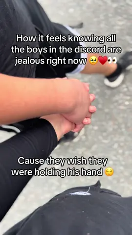 He may have 30+ discord husbands but I’m the one hand he holds 🥹♥️ #discord #gaming #relatable #smallstreamercommunity #enchilada458 