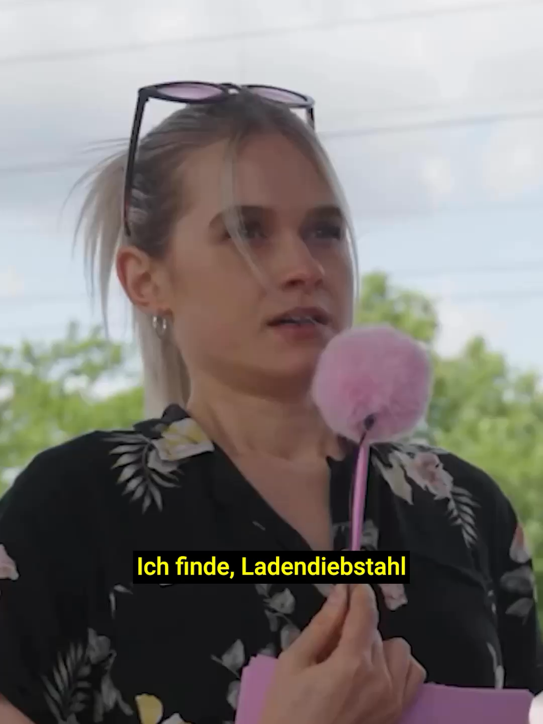Ladendiebstahl „entkriminalisieren“? Wer zahlt am Ende wirklich? In der Talkshow wird ganz locker vorgeschlagen, Ladendiebstahl zu entkriminalisieren – sogar Tipps werden ausgetauscht. Doch Fakt ist: Die Zeche zahlen nicht „die Konzerne“, sondern der ehrliche Bürger über höhere Preise. Dass sowas auch noch im ÖRR als harmlos dargestellt wird, ist einfach nur absurd.  #Ladendiebstahl #ÖRR #Doppelmoral #Deutschland #Wirtschaft