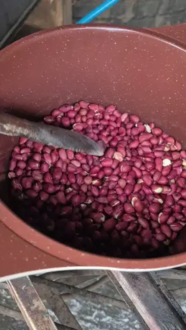 Um chá de amendoim pra esquentar o frio kkk.
