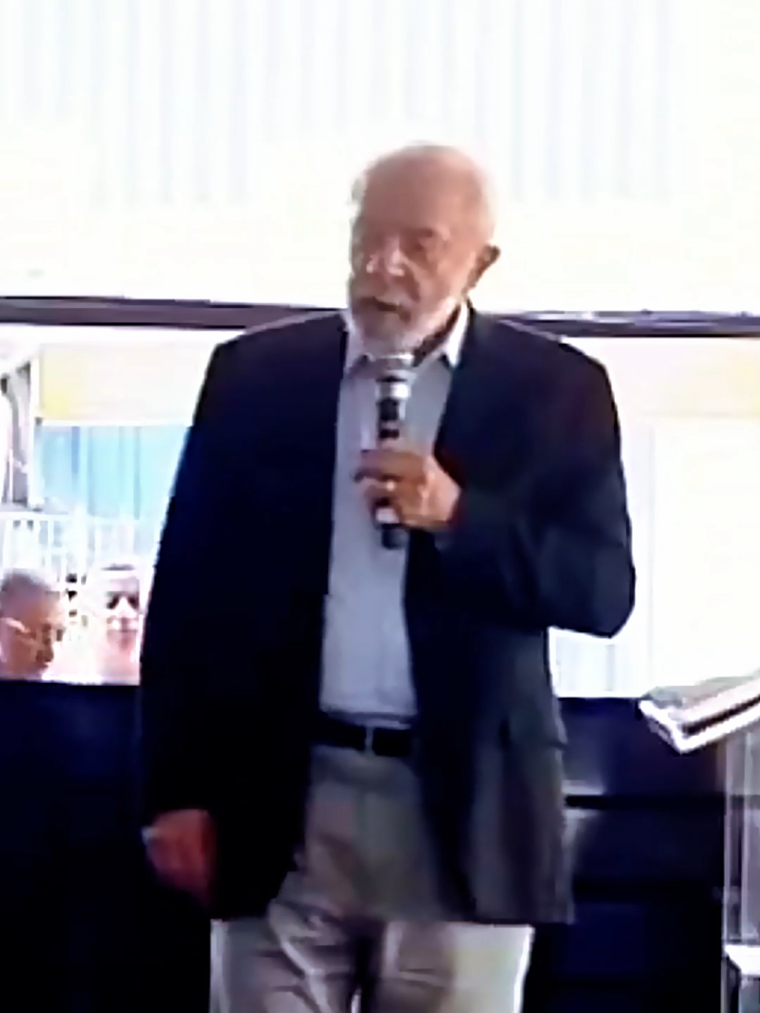 Hipocrisia Escancarada #Hipocrisia #RapDeProtesto #LiberdadeDeExpressao #CriticasNoGrave #TrapConsciente #CensuraNuncaMais #lula Sob batidas densas e versos rápidos, “Hipocrisia Escancarada” é o retrato cru de um país dividido entre o que se cala e o que se pune. Uma narrativa rimada que denuncia os dois pesos e duas medidas aplicados na política, na justiça e na mídia, mostrando como o silêncio se torna cúmplice quando a verdade incomoda. Cada verso é um espelho que reflete a seletividade: quem está no topo recebe perdão, enquanto quem discorda é sufocado. É a exposição nua de como preconceito, poder e conveniência se cruzam, transformando o discurso em arma e a justiça em espetáculo seletivo. Não é apenas um rap, é um libelo em batidas — um grito poético contra a desigualdade, a manipulação e o racismo disfarçado de normalidade, revelando o quanto o povo paga a conta do silêncio institucional. 📌 Sobre a faixa: – Crítica direta à seletividade da justiça e da mídia. – Denúncia do racismo estrutural e do peso desigual da lei. – Uma obra que usa rima e ritmo para escancarar contradições do poder. 🧠 Aviso legal: Esta obra é ficcional e artística, protegida pelo direito à liberdade de expressão poética e crítica cultural. Amparada pela Constituição Federal do Brasil (Art. 5º, incisos IV, IX e IX-A) e pela Declaração Universal dos Direitos Humanos (Art. 19), reafirma que toda pessoa tem direito à livre manifestação de pensamento e opinião, sem censura ou perseguição.