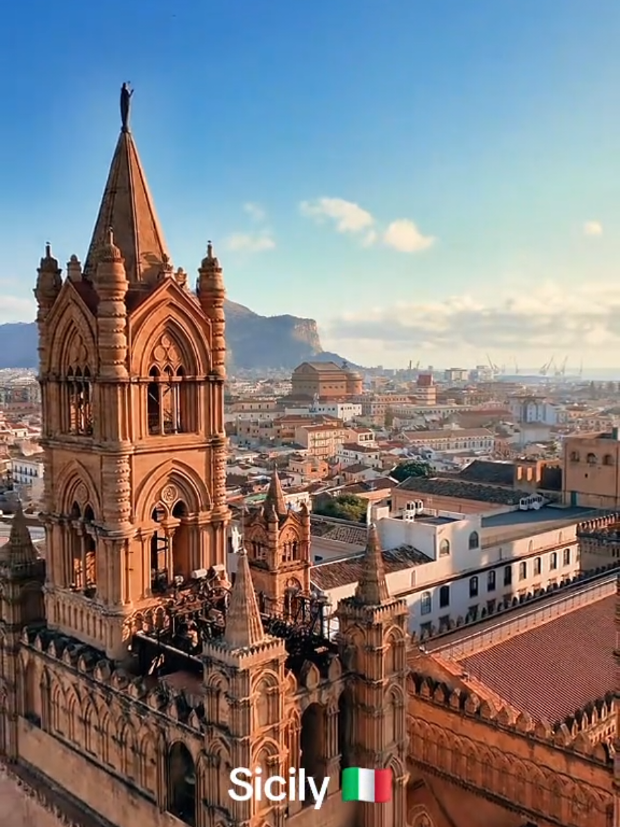 ✨🌴 Palermo, capital of Sicily 🇮🇹! In its historic center, admire the Cathedral, the Palace of the Normans, and the Palatine Chapel 🏛️. Feel the vibe of the lively markets Ballarò and Vucciria, and taste arancini & cannoli 😋. Sun, history, and Mediterranean flavors 🌊☀️. #palermo #sicily #sicilia #italia #italy 