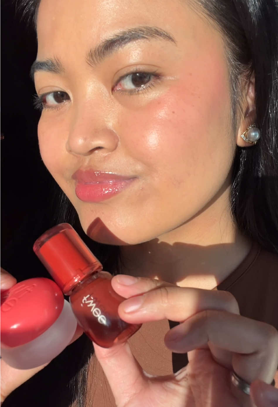 Fwee is finally at @ultabeauty —both in stores and online! 😍 They have so many products to choose from, including my all-time favorite, the Pudding Pot, and the trending 3D Volumizing Gloss. I tried the Blurry Pudding Pot in the shade BFF, and it’s honestly perfect for my medium skin tone with warm undertones. The shade gives my lips a soft, natural flush that enhances my complexion without looking too bold or too muted. The texture is cushiony and lightweight, gliding on smoothly and feeling comfortable all day—no dryness or patchiness. Paired with the 3D Volumizing Gloss, it instantly gives my lips a plump, glossy finish that feels luxurious but not sticky. The warm, neutral tones of both products complement my skin beautifully, making this combo my go-to for an effortless, polished look anytime. #FWEEBeauty #PuddingPotGlow #3DVolumizingGloss #UltaBeautyFinds #LipGoals @fwee   @fwee_makeup_us @fwee_global