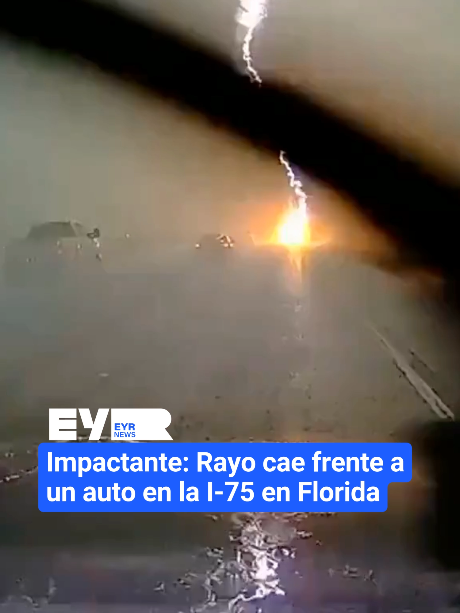 Un enorme rayo cayó justo frente a un vehículo que transitaba por la I-75 en el suroeste de Florida este fin de semana. El momento fue captado en video. Vídeo: Cynthia S@stormhour  @MattDevittWX #EyRNews #florida #Rayo