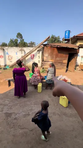 Asi es la Escuela de Los niños en Africa, y si tu tambien quiere ayudar o simplemente visitarlos, sigue a @@africasian_tours y diles que vas de mi parte 🤩