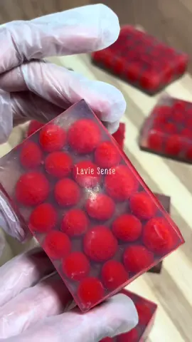 Produção do nosso maravilhoso sabonete Morango & Cacau! 🍓🍫 Enriquecido com extrato de avelã, ele proporciona um cuidado especial para a sua pele. A fragrância apaixonante de morango silvestre e chocolate amargo vai te conquistar! 😍 Venha se encantar com a nossa linha completa Morango & Cacau! ♥️ Corre para o link da bio e descubra todos os nossos produtos! Porque a sua pele merece esse carinho. 🛁💆‍♀️  #viral #asmr #saboneteartesanal #fyppppppppppppppppppppppp #morango 