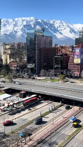 Majestuosa es la Blanca Montaña 🏔️ 🇨🇱 #Chile #Santiago #LasCondes #cordillera 