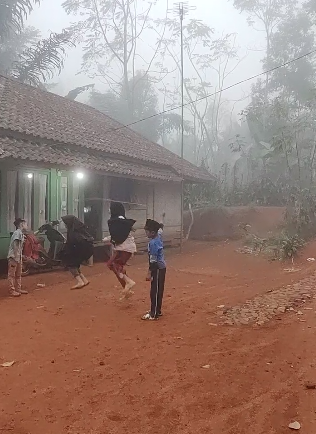 Tulis dikolom komentar satu pengalaman kamu waktu masih kecil dulu di kampung.. Dan jangan lupa bagikan videonya 😁 Suasana kampung di Cianjur Selatan 🥶  Permainan karet, permainan loncat tinggi, permainan jadul. #perkampungan #lemburkuring #suasanapedesaan #pedesaan #permainanjadul 