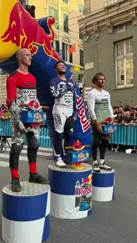 Genova, 24 agosto 2025 – Red Bull Cerro Abajo: Genova si conferma capitale europea dell’urban downhill* Il Red Bull Cerro Abajo Genova 2025, ha superato ogni aspettativa, consacrando ancora una volta il capoluogo ligure come scenario ideale e irripetibile per l’unica tappa europea del circuito di ‘urban downhill’ più spettacolare e selettivo al mondo. Dopo l'entusiasmante debutto del 2024, la seconda edizione alza il livello: adrenalina, tecnica, bellezza paesaggistica e partecipazione popolare si sono fusi in una sinergia perfetta. Le storiche ‘creuze’ e i ‘caruggi’ di Genova si sono trasformati in un palcoscenico urbano di emozioni, spettacolo e sfida. I migliori rider internazionali si sono misurati sui 2,2 km di percorso – con 279 metri di dislivello – da Monte Peralto fino a Largo della Zecca: una discesa mozzafiato tra scalinate antiche, passaggi strettissimi e ostacoli artificiali integrati armoniosamente nell’architettura cittadina. @Red Bull Italia 