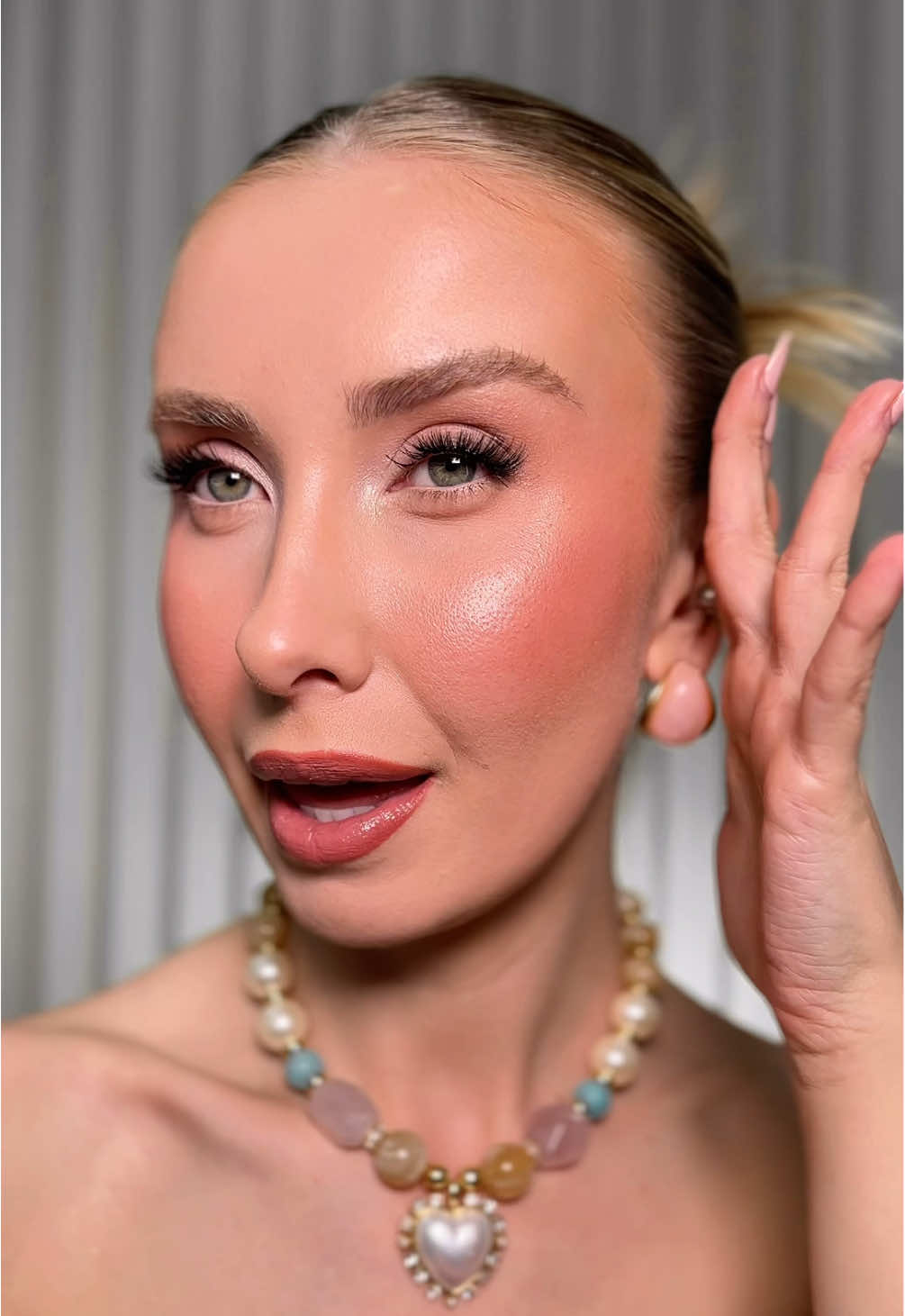 GRWM - Make de gatinha 😗😗 Link do curso de automaquiagem na bio!  Produtos usados: Translucent Pure Sertting Spray 16hrs @Laura Mercier  Citrus C Marsk @Nudestix  Halo Glow liquid Filter @elfcosmetics  Base Studio Radiance @MAC Cosmetics Brasil  Base Reveal The Real @Sephora Brasil @Sephora Collection  Corretivo Flawless Fusion @lauramercier  Balm Banter @maccosmeticsbrasil  Blush Just Enought @Patrick Ta Beauty  Bronzer Terracota Light @Guerlain  Iluminador Moonstone @Smashbox Cosmetics  Pó Prisme Libre @Givenchy  Iluminador Moscow Mule @Fenty Beauty  Bruma fixadora Impeccable @Anastasia Beverly Hills  Brow Definer Taupe @anastasiabeverlyhills  Brow Freeze Gel @anastasiabeverlyhills  Paleta 001 Universal @Diorbeauty  Blush Harmony @maccosmeticsbrasil  Sombra Stick Rebellion @NARS Cosmetics cupom: samara Paleta Venus in Fleurs @Pat McGrath Labs  Máscara Climax @narsissist cupom: samara Lápis Coconut @sephorabrasil @sephoracollection  Lápis de boca Spyce @maccosmeticsbrasil  Gloss Stick Blaze’d Donut @fentybeauty  #maquiagem #tutorialdemaquiagem #grwm #maquillaje #makeuptutorial 