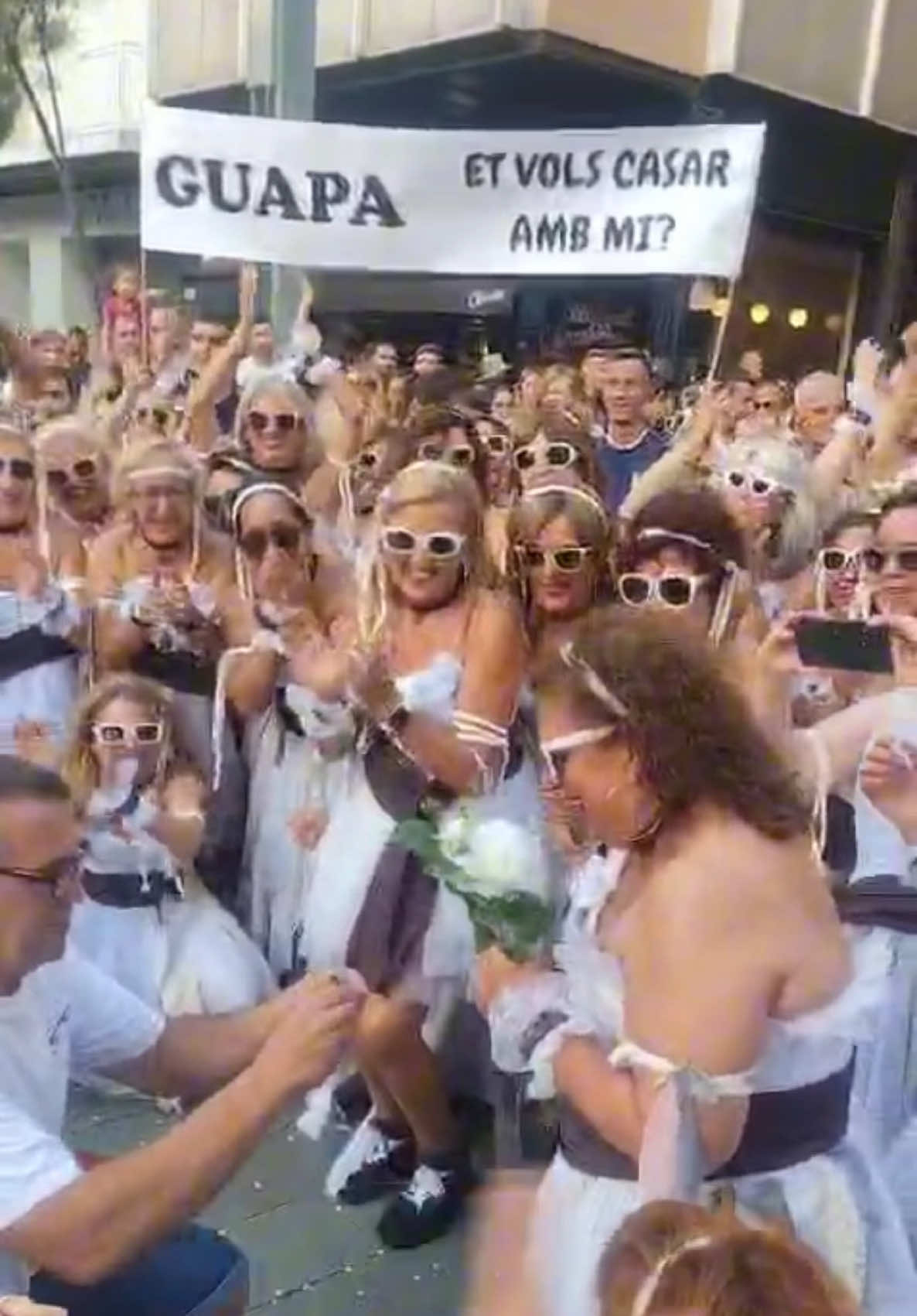 La cercavila d’avui ha deixat un moment màgic ✨ La Montse, de les Guapes, ha rebut una sorpresa preciosa: li han demanat per casar-se! 💍 Desitgem a la parella tota una vida plena d’amor i… de color blanc 🤍