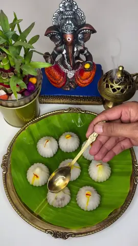 ✨🤌उकडीचे मोदक (Ukadiche Modak)😍 महाराष्ट्र में गणेश चतुर्थी के अवसर पर भगवान गणेश को अर्पित किए जाने वाले सबसे प्रिय प्रसाद (भोग) हैं।  👩‍🍳 बनाने की विधि: 1.	भरावन: नारियल + गुड़ + इलायची पाउडर को 5 मिनट तक भूनें, ठंडा करें। 2.	आटा गूंधना: उबलते पानी में नमक + घी + चावल का आटा डालें, मिलाकर ढकें। ठंडा होने पर मुलायम गूंध लें। 3.	मोदक बनाना: छोटी लोई बनाकर भरावन भरें, किनारे मोड़ें, ऊपर से बंद करें। 4.	स्टीम करना: स्टीमर में 7-10 मिनट पकाएं। ऊपर से घी डालकर भोग लगाएं।👍  गर्म-गर्म मोदक तैयार! 🤩  बप्पा को भोग लगाएं और प्रसाद पाएं। 🌸  #ganeshchaturthi 🌺 #ukdichemodak #ganapatibappamoraya 🙏🎆🙏 #jayganesh 🙇‍♀️😇🙇🏼 #fypシ゚viral 