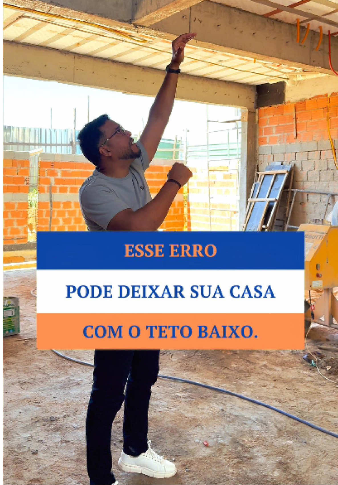 🚨 Sabe aquele teto baixo que dá sensação de casa apertada? Muitas vezes isso acontece porque arquiteto e engenheiro não estavam alinhados no projeto. 👉 O arquiteto define a altura do teto. 👉 O engenheiro define a altura da viga. E quando isso não é pensado em conjunto, adivinha? A viga acaba ficando mais baixa que o previsto. Na prática, só restam duas opções: 	1.	Ou você deixa o forro de gesso mais baixo, e a casa perde aquela sensação de amplitude. 	2.	Ou você deixa a viga aparente, e isso pode comprometer o visual que você sonhava. Por isso, projeto bem feito e alinhamento entre arquiteto e engenheiro fazem TODA a diferença. ✨ 🔑 O segredo é planejar antes para não ter dor de cabeça durante a obra. 👉 Salve esse conteúdo para não esquecer. 👉 Me siga para aprender a construir sua casa sem caos, sem desperdício e com segurança do início ao fim. #arquitetura #construir #engenhariacivil #casanova #construçãointeligente        