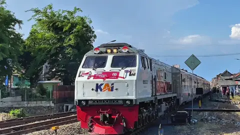 #CapCut ip11 x s25ultra bagus mana? #railfansindonesia #kai121 #railfanssejati #fyp 