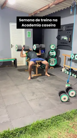 Academia em casa! 💪🏠 . . #academiaemcasa #comotreinaremcasa #treinoemcasa #pesoscaseiros #academiadeconcreto