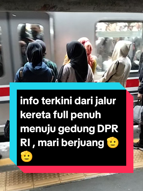 masyarakat lewat jalur kereta full penuh menuju gedung DPR RI, mohon doanya dri rumah yg tdk bisa ikut🙏🙏#dpr #25agustus #demo #beritaviral 