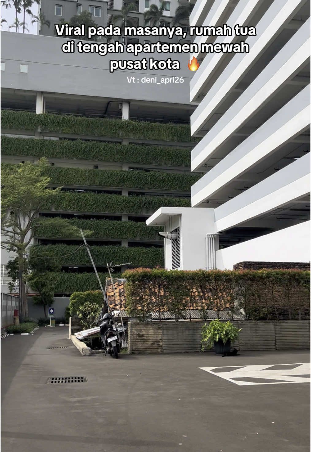 Tolak tawaran 2.5 m, bahkan di tukar 2 unit apartemen mewah, begini penampakan rumah tua ibu lies yg berada di tengah apartemen mewah Thamrin  🔥 #fyp #jakarta #storyjakarta #rumahtuaibulies 