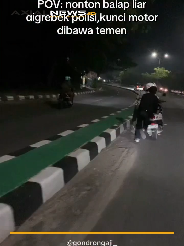 Video menampilkan momen kocak di acara balap liar saat digerebek polisi. Di tengah kepanikan peserta yang berusaha kabur, terekam dua anak muda sedang mendorong motor mereka sambil berlari, akibat kunci terbawa temannya.  sumber : @gondrongaji_