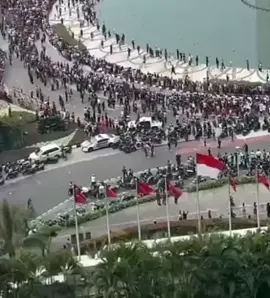 Demo Besar-besaran Hari Ini Mahasiswa Dari Berbagai Kota Mengepung Kantor DPR RI dengan Tuntutan Bubarkan DPR. Karena dinilai gagal menjadi wakil rakyat. Mereka mendapatkan gaji Rp3 juta perhari sementara rakyat miskin bertambah setiap hari  #fyp  #tranding 