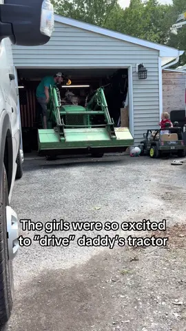 He’s the best daddy 👏🏼👏🏼 #fyp #bestdad #tractor #bestdaddy #girldad 