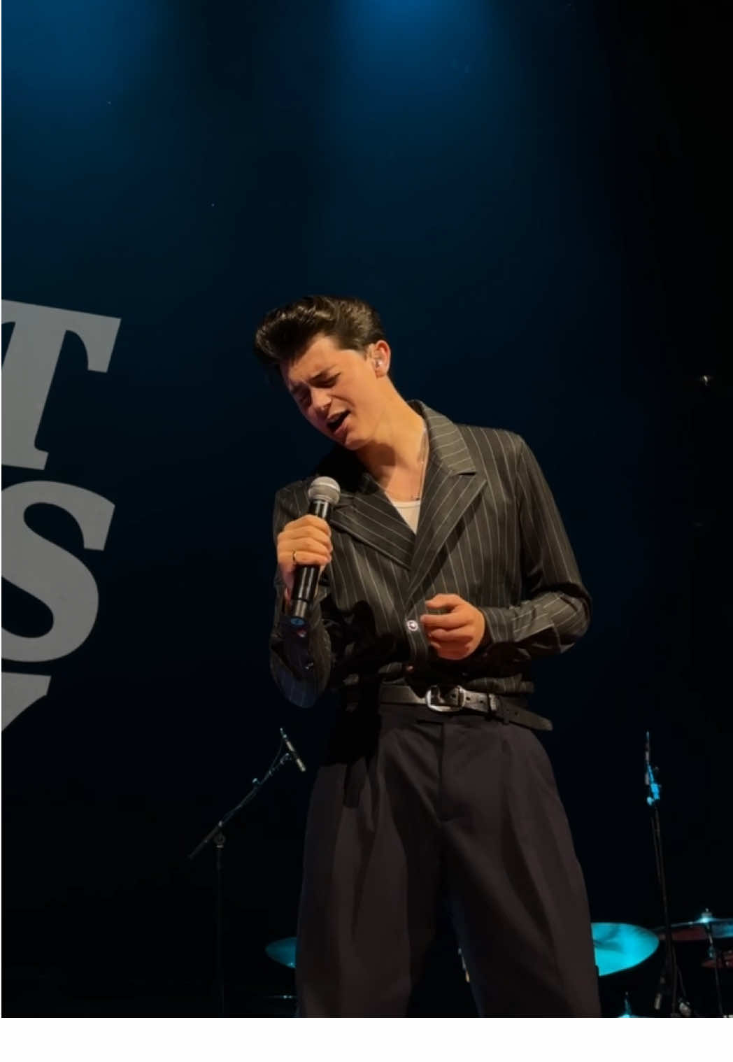 Reliving last night over again because we have to wait until tomorrow for the next show #americanhearttour #elliotjamesreay #unchainedmelody