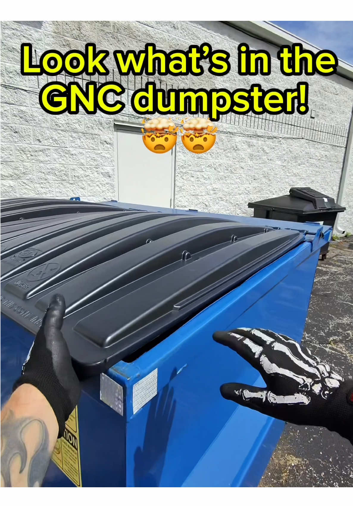 Free GAINS in the dumpster? 😲 #dumpsterdiving #free #fyp #viral #donate 
