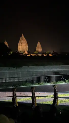 Sesekali nonton ramayana balet di candi prambanan. -paket wisata jogja -paket wisata dieng -sewa mobil driver -antar jemput bandra yia #wisatadieng #wisatajogja #traveljogja #paketwisatajogja #paketwisatadieng 