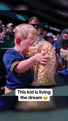 they’re really enjoying that popcorn #MLB #baseball #popcorn 