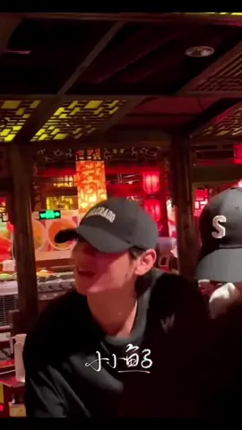 NHƯ ĐI MỜI RƯỢU QUAN VIÊN HAI HỌ VẬY !! - - - - - 👉🏻 VIDEO ĐƯA RA KHÔNG DƯỚI DẠNG MUA BÁN , DƯỚI DẠNG MUA BÁN THÌ CHỈ CÓ KHUYÊN HỌ ĐỪNG MUA NỮA, BIẾT LÀ HỌ MUA ĐỂ THẤY NHỮNG KHOẢNH KHẮC HẠNH PHÚC CỦA CẢ HAI. NHƯNG SỐ TIỀN NÀY NÊN ĐẶT VÀO HAI ĐỨA THÌ TỐT HƠN.  #雷朋99#ĐiềnHủNinh #TửDu  #田栩宁 #梓渝         